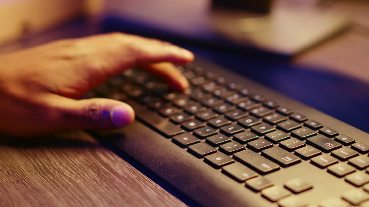 hacker escribiendo, haciendo violación de datos