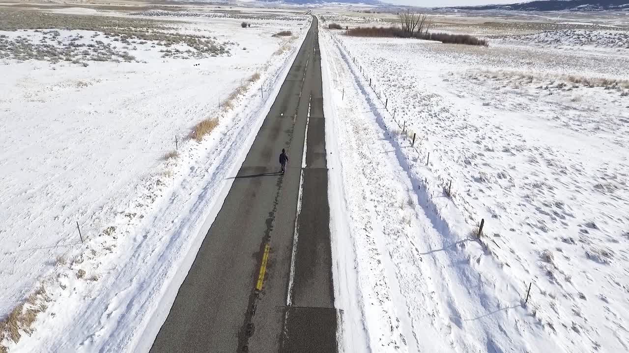 시골 길 한가운데를 걷는 여자