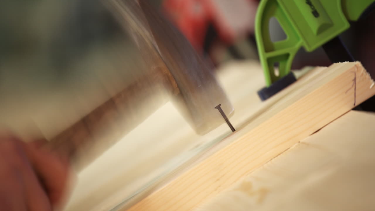 tabla de madera con clavos y pinzas