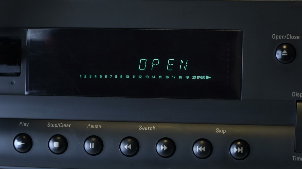 grabador de cinta en primer plano, un hombre presiona los botones