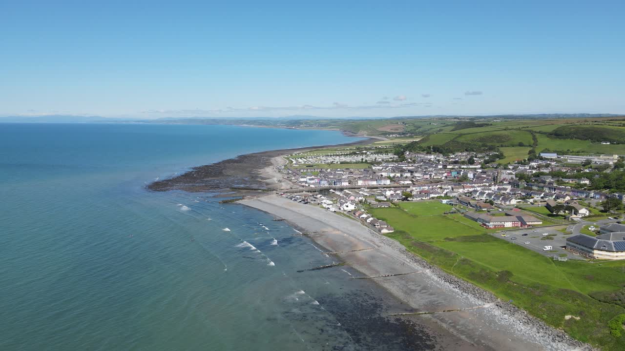 aberaeron gales ciudad costera y puerto alto pov imágenes aéreas 4k