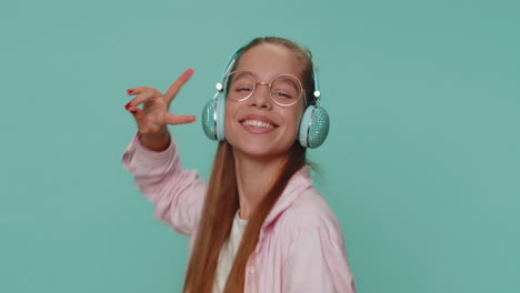 Chica-Feliz-Y-Relajada-Escuchando-Música-Con-Auriculares-Y-Bailando-Discoteca-Jugando-Y-Divirtiéndose