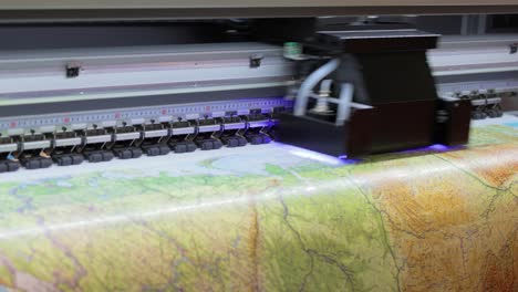 impresora uv digital moderna de gran formato. tecnologías de producción de impresión. el pinado uv es el proceso de aplicar una dosis de luz ultravioleta de baja intensidad a una tinta curable uv