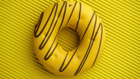el donut glazado de primer plano.