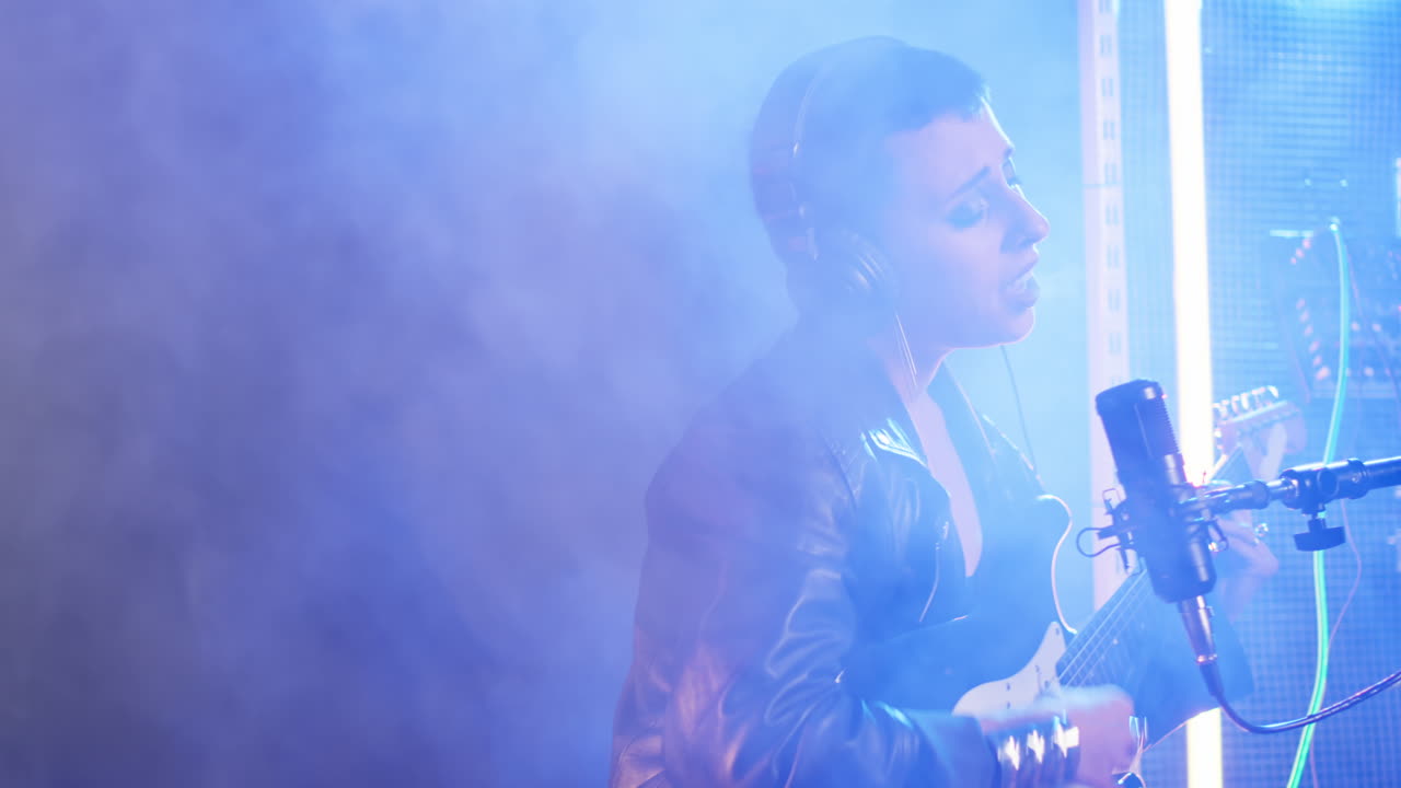 Donna che suona la chitarra elettrica