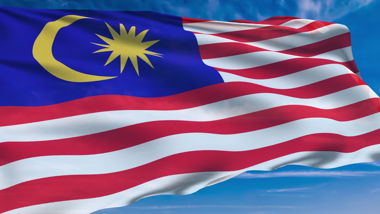 Bandiera della Malesia con struttura in tessuto contro un cielo nuvoloso (ripetibile)