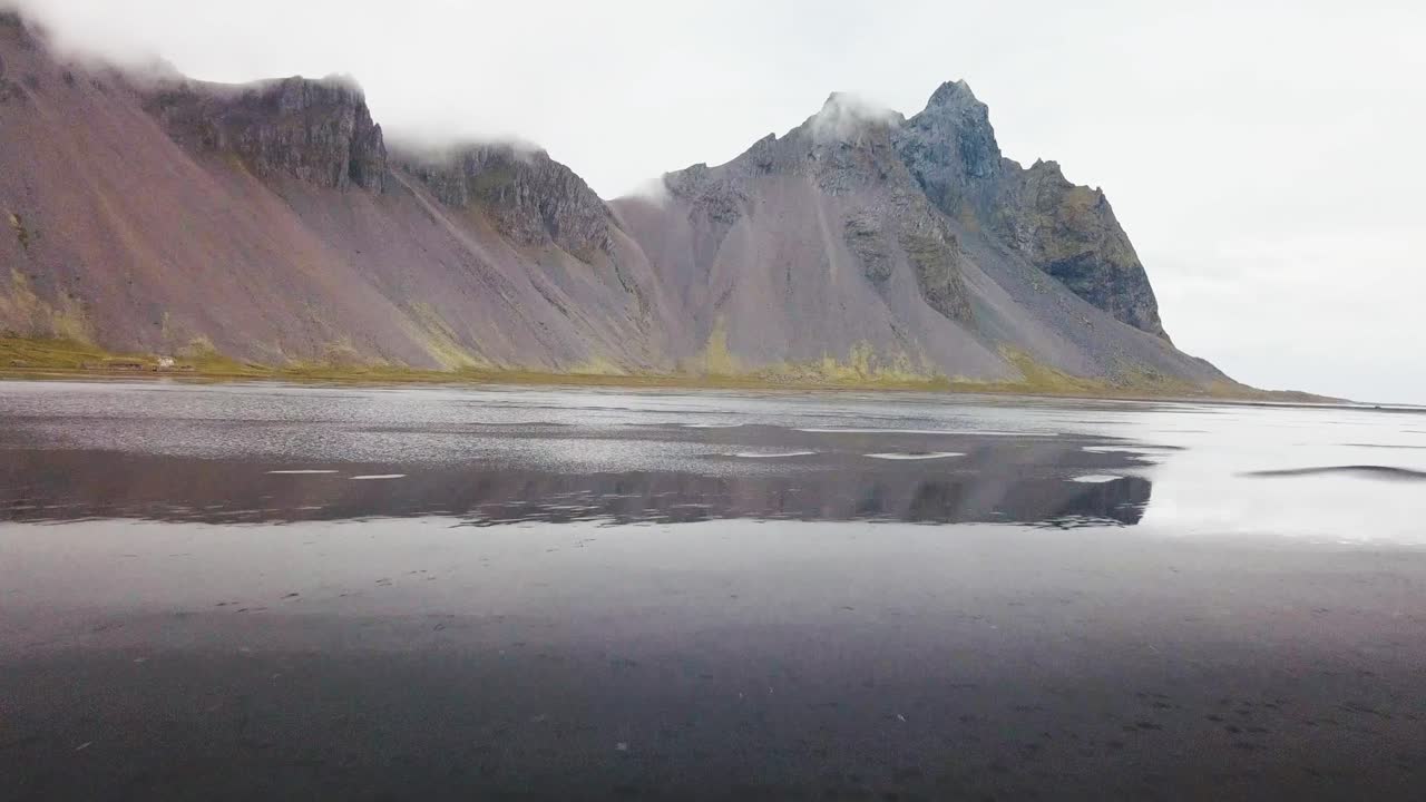 아이슬란드 혼 비치에서 사진을 찍고 있는 사진작가