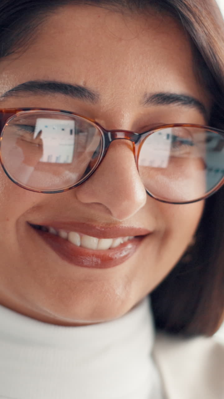 Primo piano di donna sorridente con riflesso dello schermo negli occhiali
