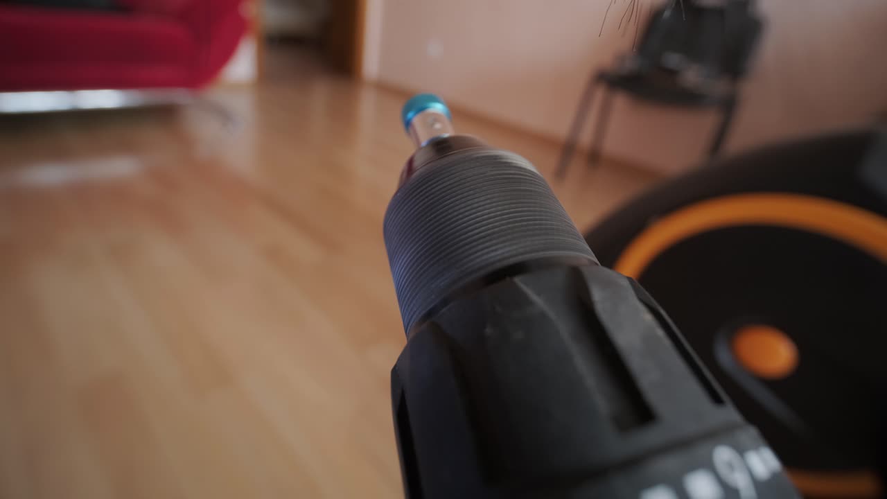 Detailní záběr na otáčející se vrták akumulátorové vrtačky.