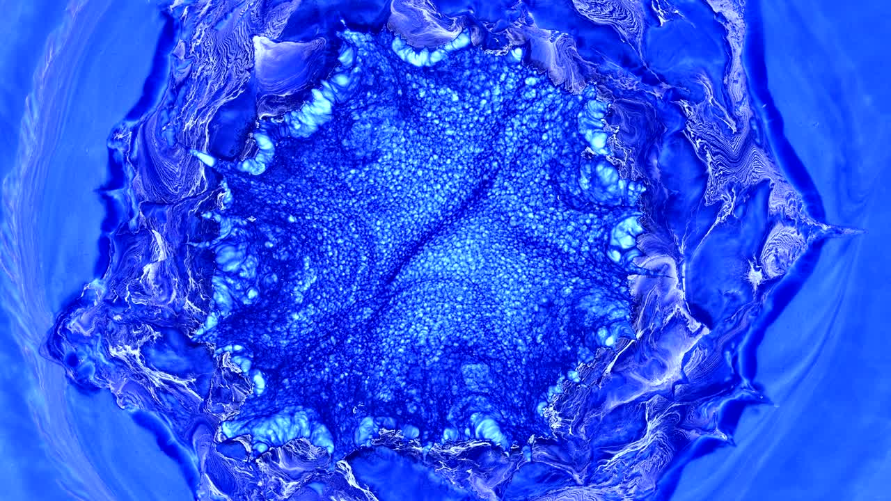 추상적 인 매크로 파란색과 색 잉크의 빠른 화학 반응은 소용돌이를 만니다.