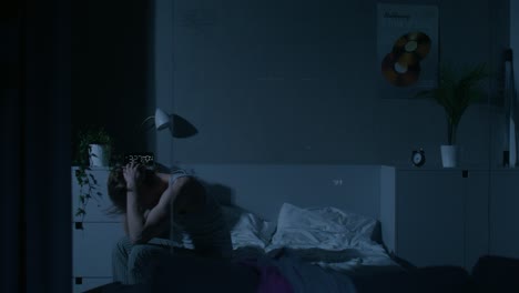 una persona sentada en un dormitorio