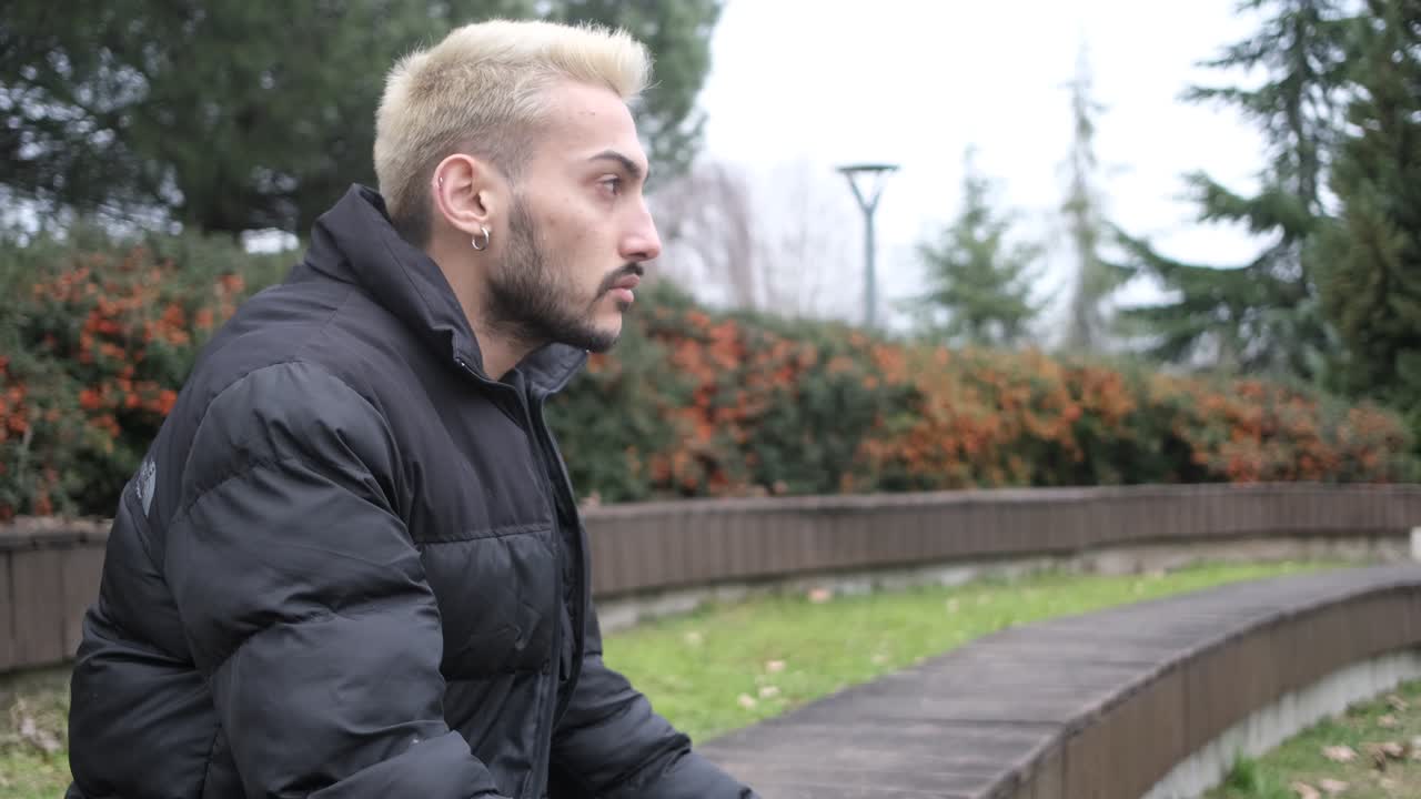 커피와 담배를 마시는 사람