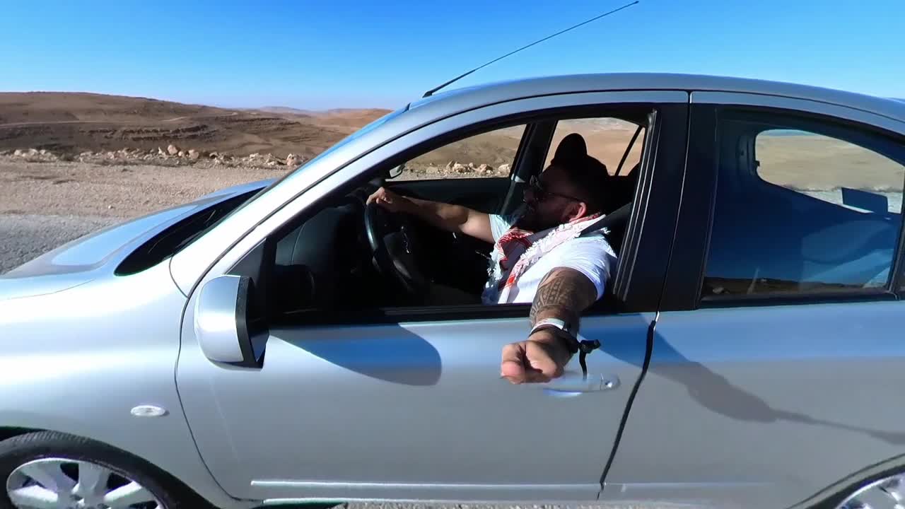 hombre conduciendo feliz en la carretera