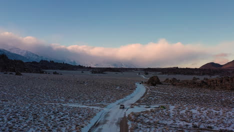 off-road en desiertos de invierno con montañas rocosas