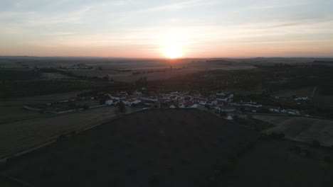 Una-Vista-Aérea-De-Un-Pequeño-Pueblo-E-Durante-La-Puesta-De-Sol-En-Portugal