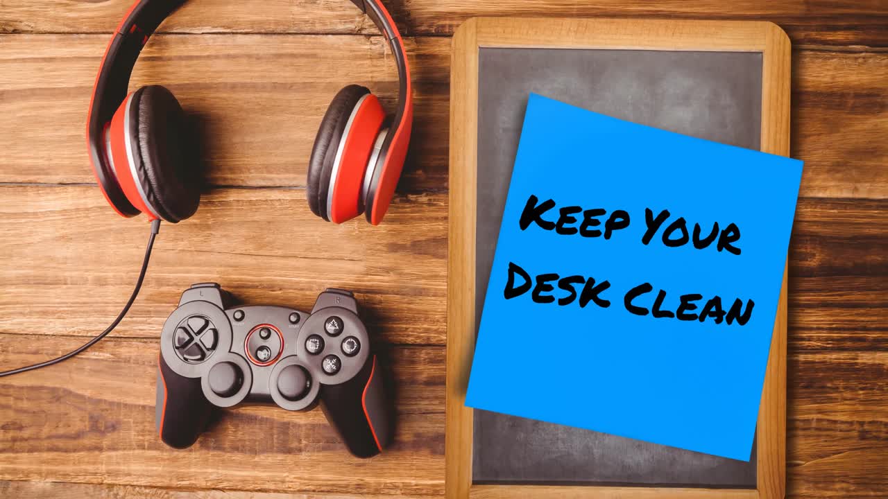 책상을 깨 ⁇ 하게 유지하는 애니메이션 메모 메모에 있는 텍스트 책상에 있는 칠판 위에