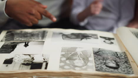 Hija-Muestra-Fotos-De-Los-Bebés-De-Sus-Abuelos-Al-Padre.