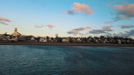 lenta toma aérea de los apartamentos frente al mar mirando hacia el océano en provincetown