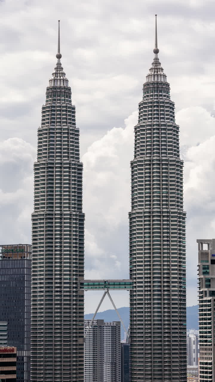 Torres Petronas de Kuala Lumpur y perfil urbano en vertical