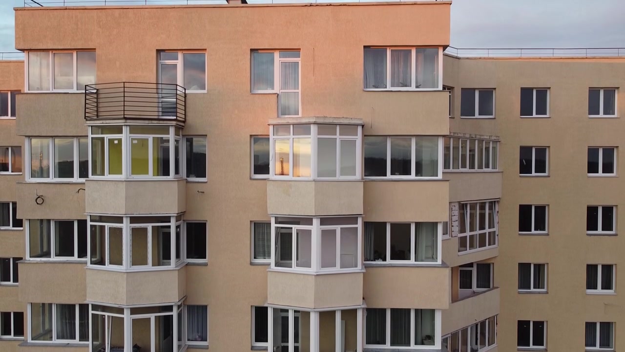Drohnen-Luftaufnahme von Gebäuden, Dachaufnahmen und Architektur