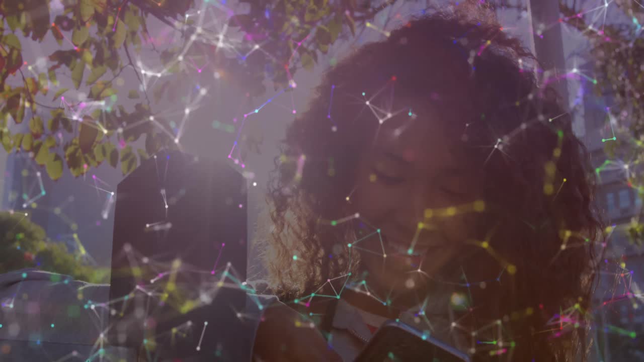 animación de una red de iconos digitales sobre una mujer usando un teléfono inteligente