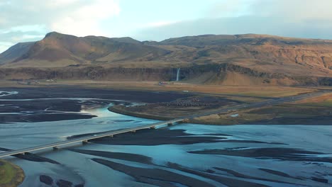 Panoramablick-Auf-Den-Fluss-Seljalands-Und-Die-Kaskade-Seljalandsfoss-In-Der-Gegend-Von-Thorsmork,-Luftaufnahme-Der-Region-Island