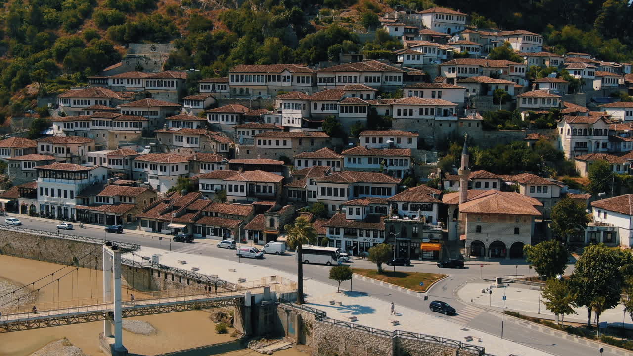 Berat, Albania, pemandangan udara lanskap perkotaan: tampilan yang mendekat ke rumah-rumah terkenal dengan jendela-jendela mereka