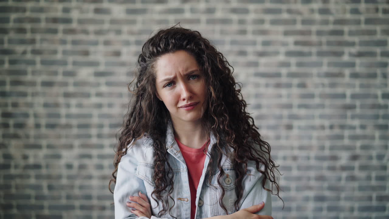 Una mujer con una expresión pensativa.