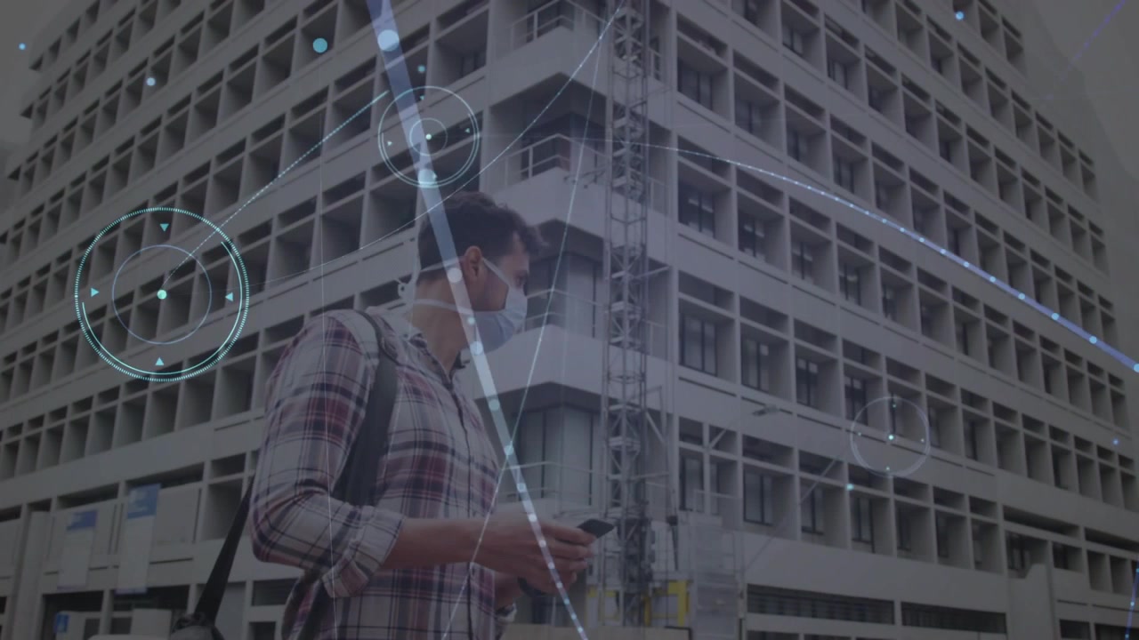 Uomo che tiene in mano il telefono e controlla, alzando lo sguardo, esaminando la facciata, con overlay AR che crescono intorno a lui.