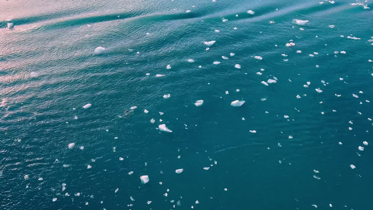 유람선에서 찍은 허버드 빙하 근처 물에 있는 얼음 덩어리 사진이에요.