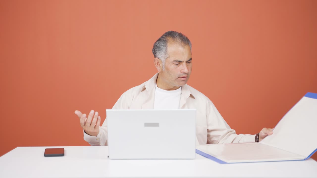 el hombre que mira los documentos es considerado.