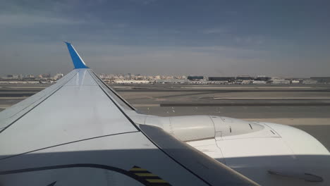 vista del ala del avión desde la ventana durante el rodaje