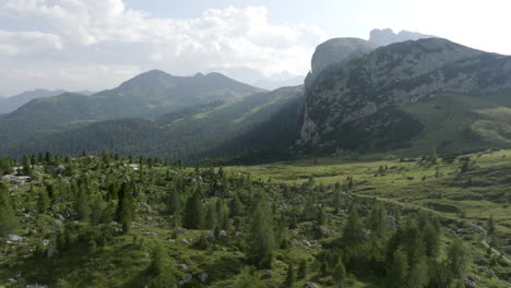 paisaje montañoso alpino