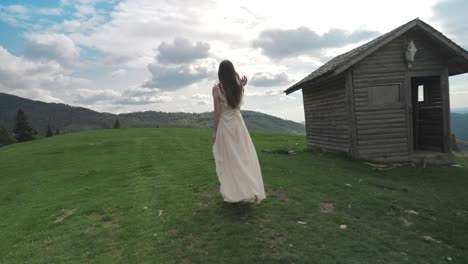 Mujer-Con-Un-Vestido-En-La-Montaña