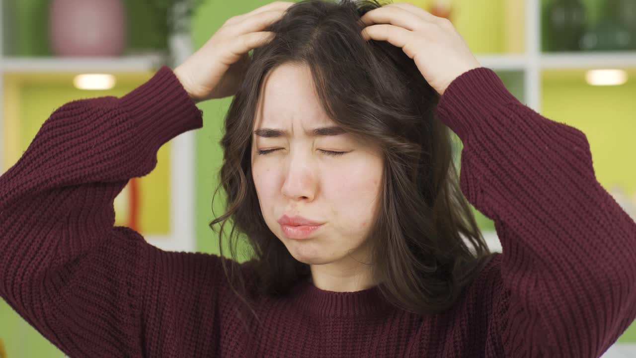 몸에 가려움증이 생기기 시작한 아시아 젊은 여성은 알레르기가 있습니다.