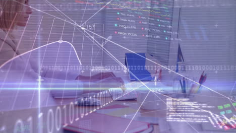 animación de codificación binaria y procesamiento de datos financieros sobre mujer de negocios caucásica en la oficina.