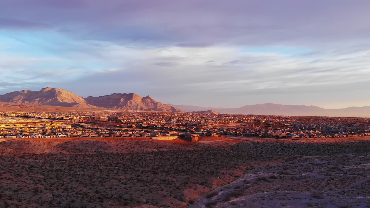 Lasciando il Red Rock Canyon con vista aerea a nord e sui sobborghi di Las Vegas.
