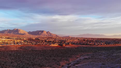 dejando el cañón de roca roja con vista aérea hacia el norte y los suburbios de las vegas