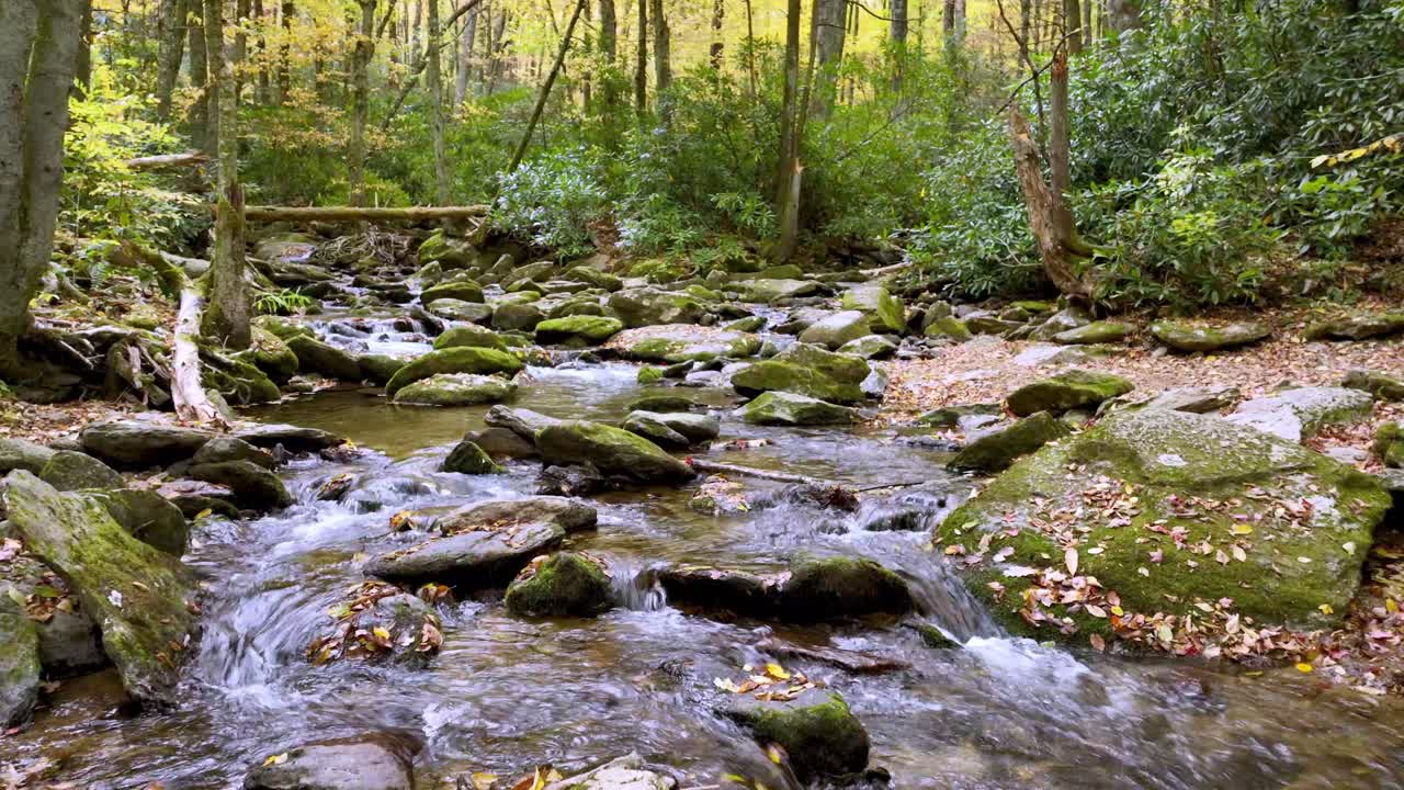 Nízký letecký záběr potoka poblíž Boone a Blowing Rock, Severní Karolína.