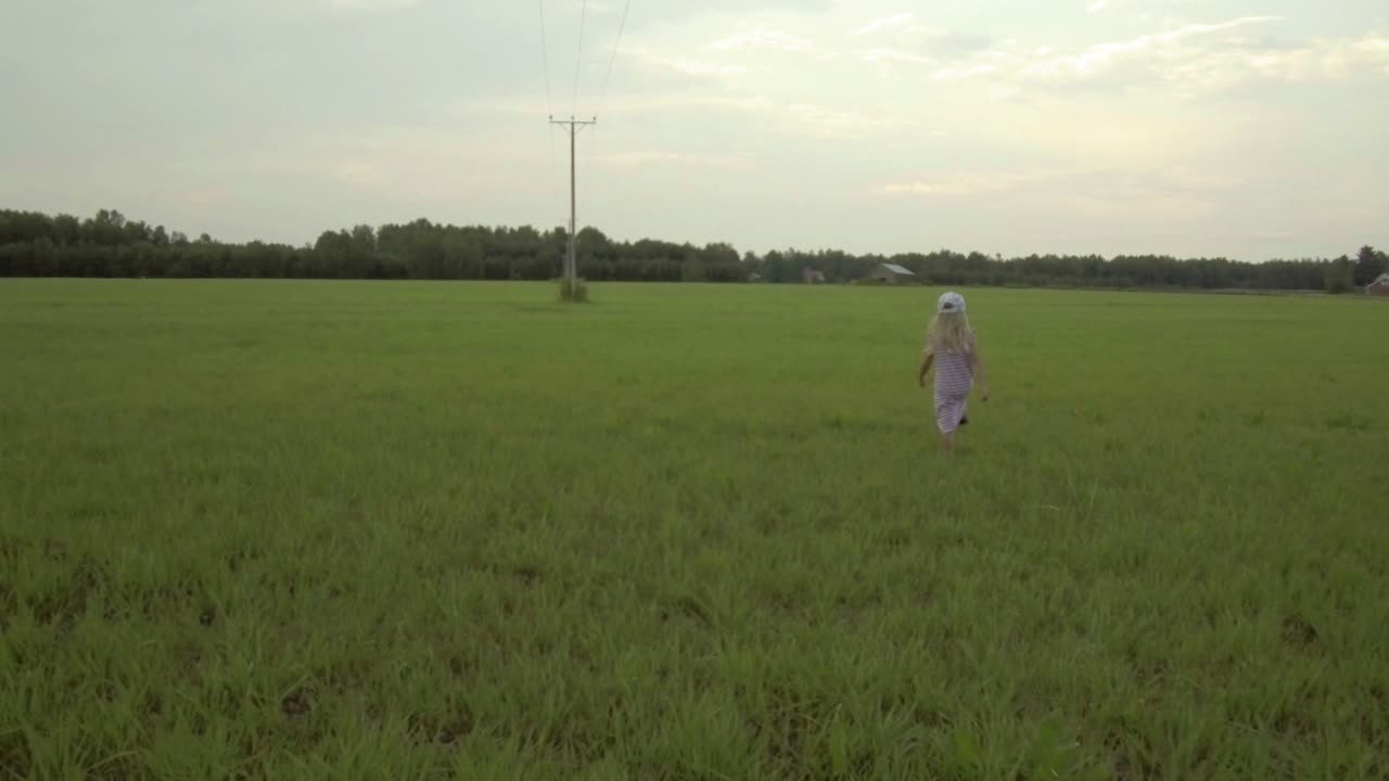 집에서 도망, 여름 필드에서 멀리 걷는 귀여운 드레스에 젊은 멋진 소녀