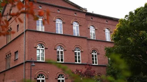 Fassade-Eines-Alten-Backsteinhauses-Mit-Großen-Weißen-Fenstern-In-Deutschland-In-Der-Nähe-Von-St.-Maria-In-Der-Hauptstadt