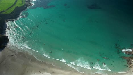 Touristenziel-Am-Tropischen-Strand-Praia-De-Caión-Mit-Türkisfarbenem-Meer-In-Galizien,-Spanien