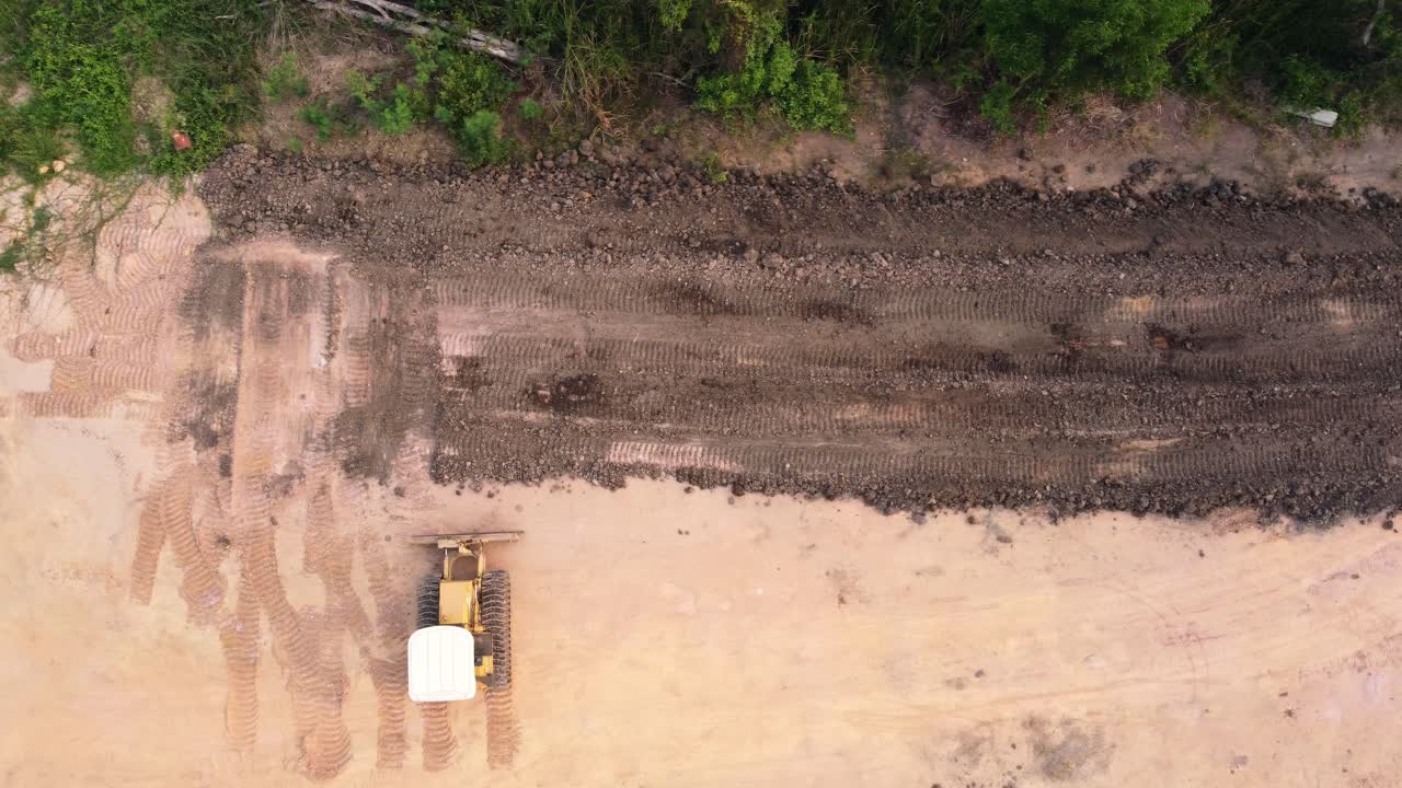 vista aérea de un tractor y una nivelación para nivelar el suelo en la construcción de una casa residencial