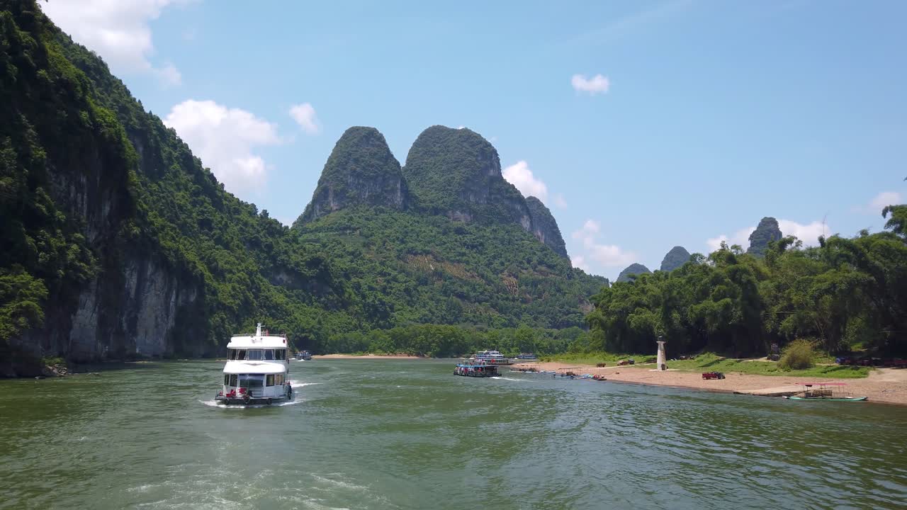Thuyền du lịch chở khách đi trên sông Li hùng vĩ từ Quế Lâm đến Dương Sóc