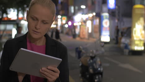 Mujer-Con-Almohadilla-En-La-Ciudad-De-Seúl-Por-La-Noche,-Corea-Del-Sur.