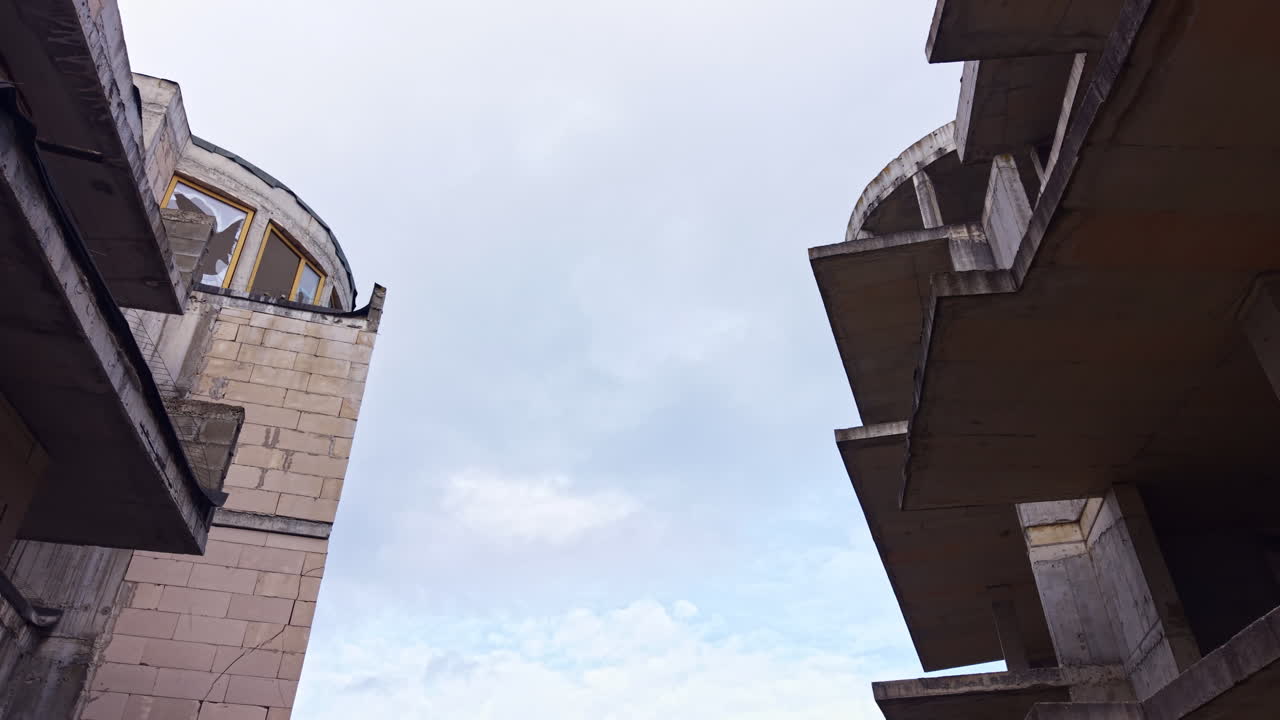 Explorando a beleza assombrosa da arquitetura abandonada sob um céu nublado em uma paisagem urbana vazia