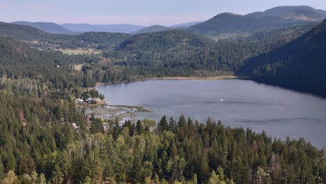 Paul-Lake,-Kamloops:-La-Perspectiva-De-Un-Dron-De-Un-Lago-Sereno-Y-Montañas-Majestuosas