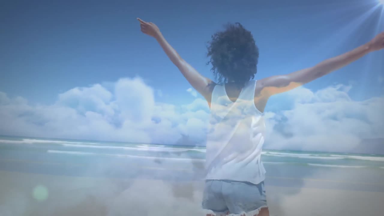 Animación de una luz brillante sobre una mujer con los brazos estirados relajándose en la naturaleza con un cielo azul de fondo