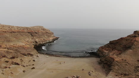 Playa-Medio-Almud:-Toma-Aérea-Con-Movimiento-De-Grúa-Sobre-La-Playa-Medio-Almud-En-La-Isla-De-Gran-Canaria