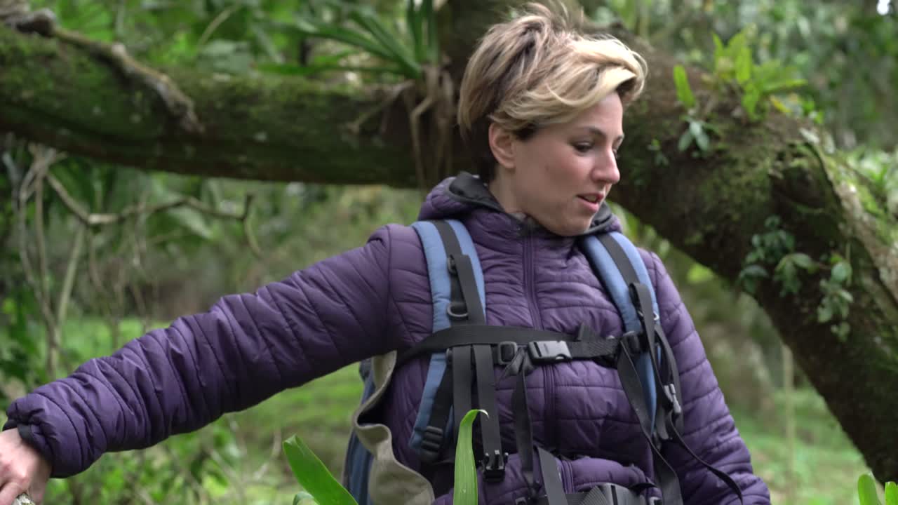 숲에서 쉬고 있는 행복한 여자